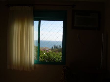 Da janela, a gente via e ouvia o mar na Ilha de Florianpolis.