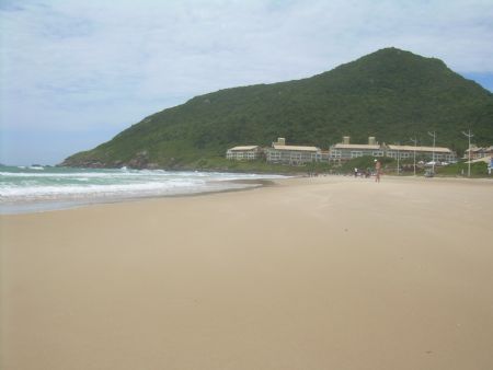 Praia e o Costo do Santinho, ao p do morro, Florianpilis, SC.