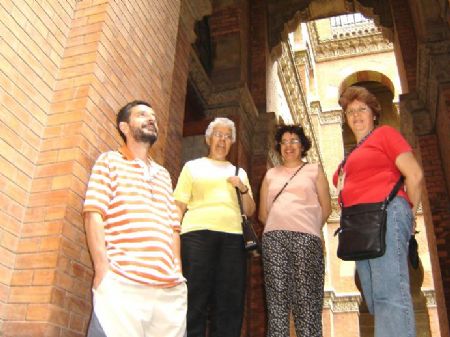 Joo Carlos, Tia Pilar, Sonia e Solange no interior do Castelo da Fundao Osvaldo Cruz.