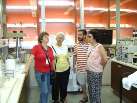 Solange (irm de Sonia), Tia Pilar, Joo Carlos e Sonia no laboratrio de trabalho da Solange, na Fundao Osvaldo Cruz (INCQS).