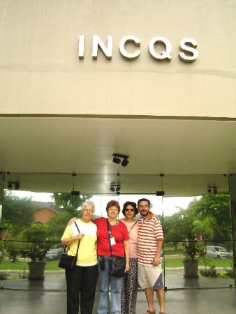 Tia Pilar, Solange, Joo Carlos e Sonia na entrada do Instituto Nacional de Controle de Qualidade em Sade - INCQS (Fundao Osvaldo Cruz).