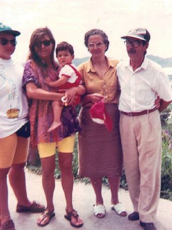 rica, Luciane com Fernandinho no colo, Antoninha e Jos.