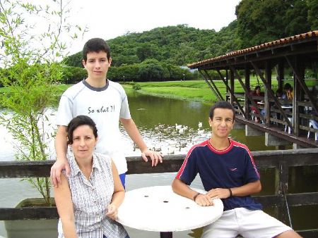 Leila, Mateus e Jeremias no Parque Barigui em Curitiba. Dia 12 de fevereiro de 2006.