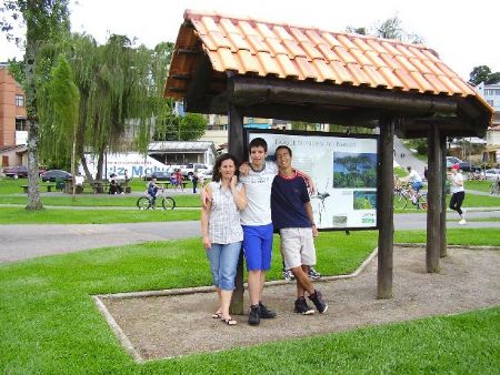 Leila, Mateus e Jeremias no Parque Barigui em Curitiba. Dia 12 de fevereiro de 2006.