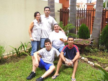 Leila, Paulo, rica, Mateus e Jeremias no jardim da casa da Liliam e da rica. Dia 11 de fevereiro de 2006.