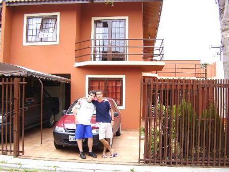 Mateus e Jeremias na frente da casa da Liliam e da rica, em Curitiba. Dia 11 de fevereiro de 2006.