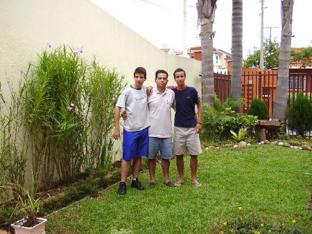 Mateus, Paulo e Jeremias no jardim da casa da Liliam e da rica. Dia 11 de fevereiro de 2006.