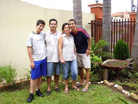 Mateus, Paulo, Leila e Jeremias no jardim da casa da Liliam e da rica. Dia 11 de fevereiro de 2006.