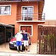 Mateus e Jeremias na frente da casa da Liliam e da Érica, em Curitiba. Dia 11 de fevereiro de 2006.
