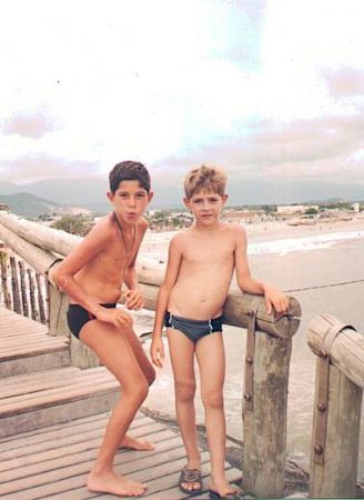 Fernandinho e Jhonatan na praia.