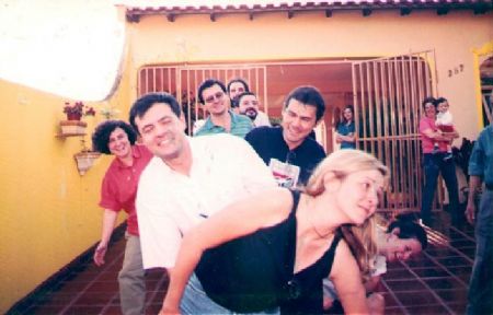 Luciane, Alberto, Fernando, Leila, Liliam, Luiz Antnio, Joo Carlos e Jos Roberto, em 2002. No fundo aparecem Ndia (esposa do Alberto) e Solange (irm da Snia, esposa do Joo Carlos) com Simon no colo.